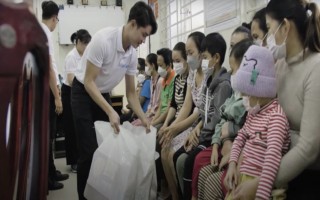 OKVIP trao tặng 100 phần quà tại Bệnh viện Nhi Đà Nẵng